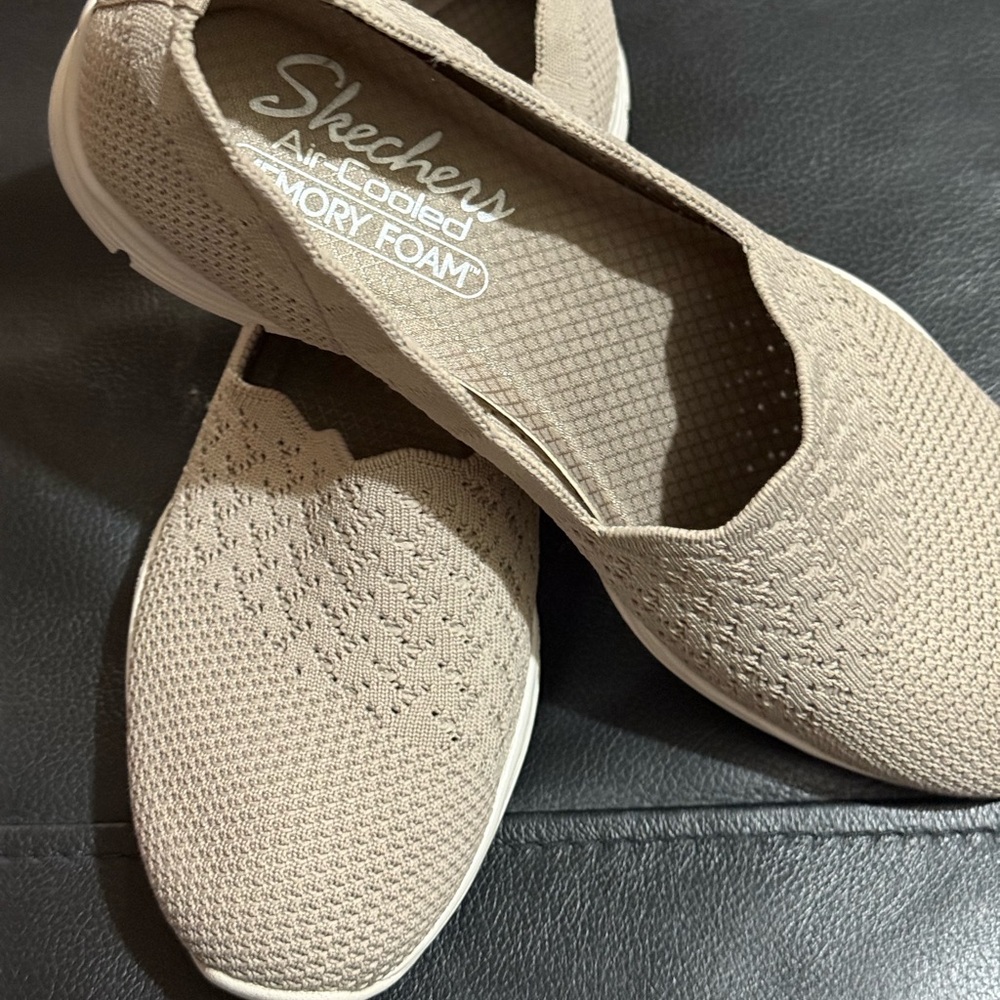 Women's NIB Skechers Air-Cooled Memory Foam Sneakers SZ 7